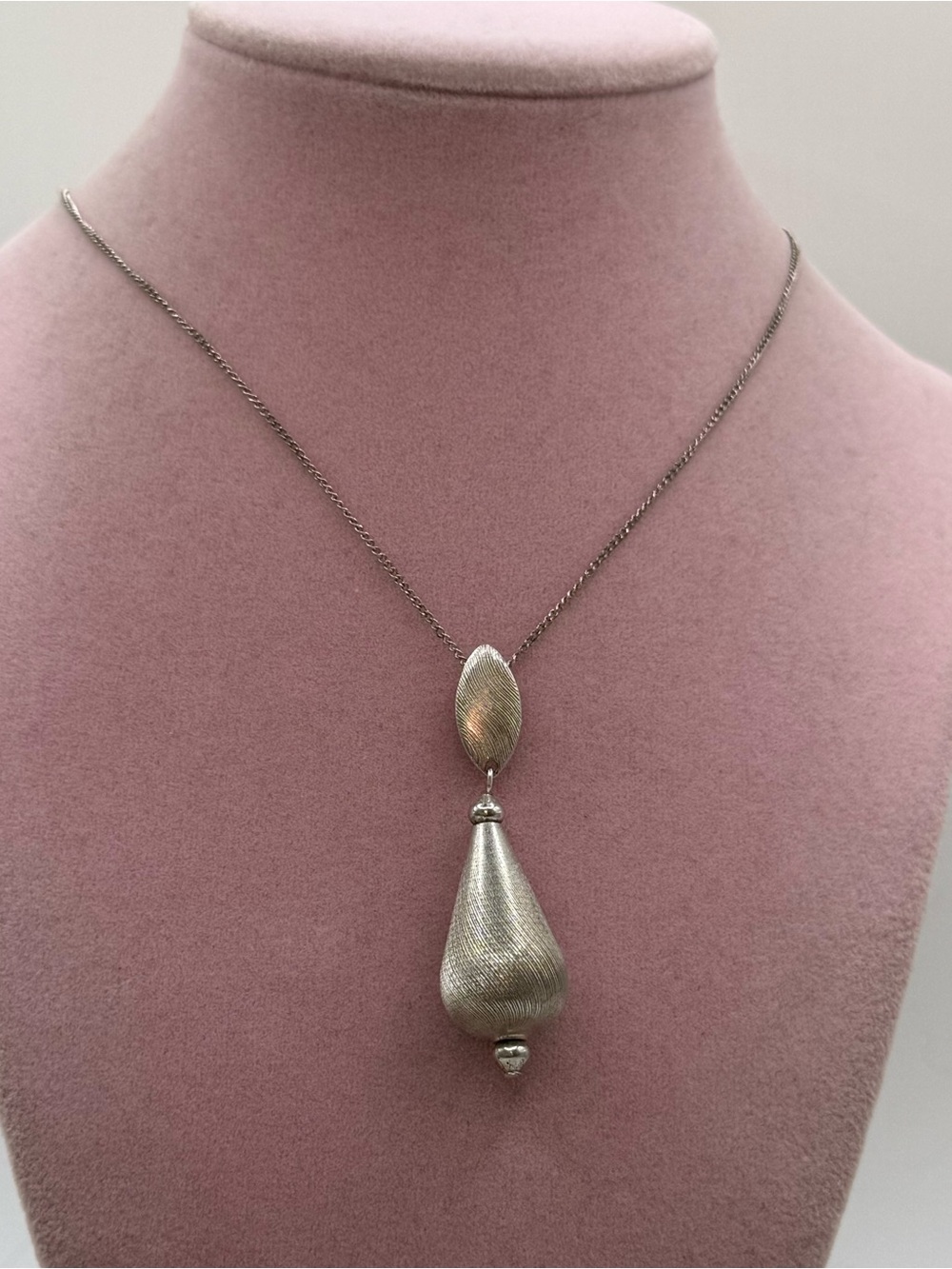 Vintage Sarah Coventry silver toned pear shaped pendant necklace